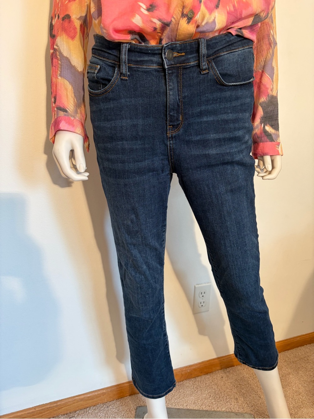 #1000 Judy Blue Dark Blue Ankle Crop Mid-Rise Jeans. Excellent Condition. Size 9